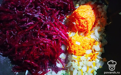 На разогретой сковороде с маслом обжарьте лук, морковь, свеклу. Тушите в течение 10-15 минут.