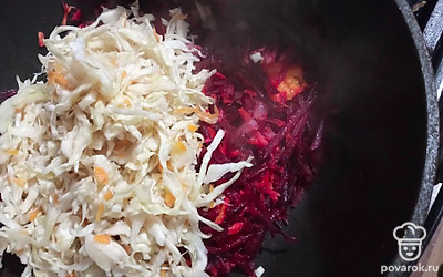 К зажарке добавьте квашеную капусту (предварительно отожмите), семена укропа. Все перемешайте и подсушите на сковороде. 