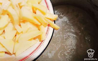 В заранее приготовленный бульон высыпьте нарезанный брусочками картофель. Варите до готовности картофеля 15-20 минут.