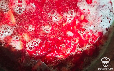 Затем соедините зажарку с капустой и содержимым в кастрюле.