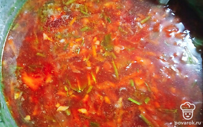 Прокипятите хорошо почти готовый борщ, добавьте зелень и лавровый лист. Прокипятите еще 5 минут.