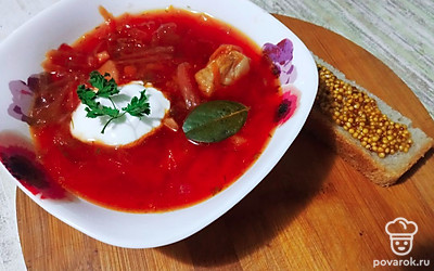 Подавайте со сметаной, украсив зеленью.