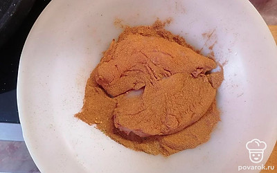 Куриное филе обваливаем в паприке с двух сторон.