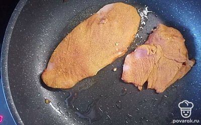 Далее выкладываем на разогретую сковородку и обжариваем до золотистого цвета.
