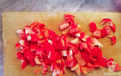 Нарезаем болгарский перец.