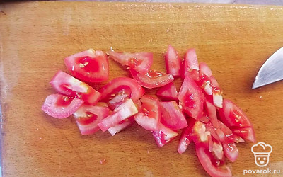 Нарезаем помидоры.