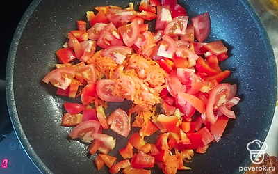 Добавляем в сковородку помидоры, перец, чеснок, натертую морковь. Обжариваем минут 10. 