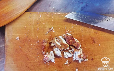 Когда куриное филе остынет, нарезаем его кубиками.