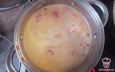 Все ингредиенты добавляем в кастрюлю с водой и добавляем сливки и макароны. Варим до готовности макарон. 