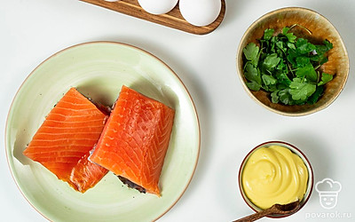 Яйца промойте и отварите вкрутую около 10 минут. После переложите их в прохладную воду и дайте остыть. Промойте зелень и обсушите салфеткой, удалите грубые стебли. Достаньте семгу из упаковки.