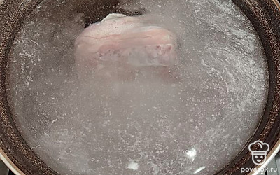 Сварить куриный бульон. Взять небольшой кусок куриного мяса, поместить в кастрюлю, налить 3 литра воды, посолить. Довести до кипения, снять пену, убавить огонь. Варить 1 час под закрытой крышкой.