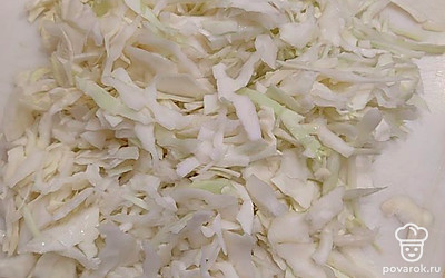Нашинковать капусту.