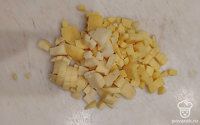 Картофель очистить, помыть, нарезать небольшими кубиками.