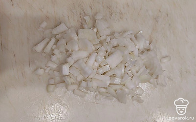 Очистить репчатый лук, помыть, мелко нарезать.