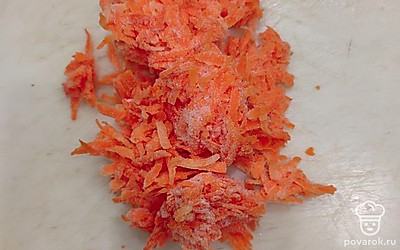 Морковь почистить, помыть и натереть на крупной терке. У меня замороженная тертая морковь.