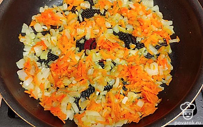 В сковороде на растительном масле обжарить лук с морковью.