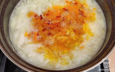 Готовую зажарку отправить в кастрюлю с бульоном.