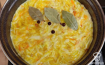 Добавить лавровый лист и горошек душистого перца. Варить на среднем огне, пока овощи не станут мягкими. 