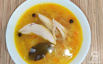 Подать суп в горячем виде. Можно добавить сметану или майонез.