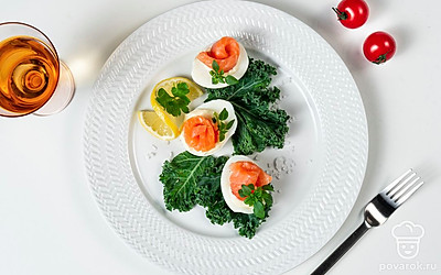 Для праздничной подачи украсьте каждую половинку белка веточкой петрушки.