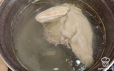 Приготовить куриный бульон. Залить куриное мясо чистой фильтрованной водой объемом 3 литра. После закипания снять пену, уменьшить огонь и готовить в течение 1 часа под закрытой крышкой. Добавить 1 столовую ложку соли.