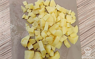 Пока готовится бульон, очистить картофель. Промыть и нарезать небольшими кубиками.