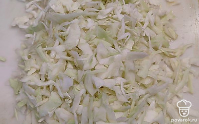 Капусту нашинковать.