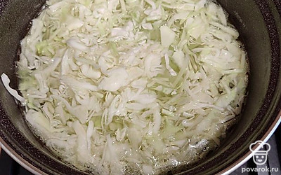 Из готового бульона извлечь мясо, процедить жидкость через ситечко. Положить в суп картофель и капусту. Варить на умеренном огне.