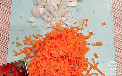 Приготовить поджарку. Репчатый лук, морковь очистить, промыть. Лук мелко нарезать, морковь натереть на крупной терке.