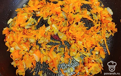 Обжарить лук, морковь на растительном масле до золотистого цвета.