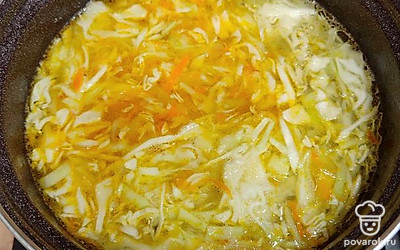 Отправить поджарку в кастрюлю с супом.