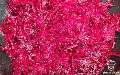 Свежую свеклу очистить, помыть и натереть на крупной терке. Выложить на сковороду. Налить 1 стакан воды и варить под крышкой, пока свекла не размягчится. Добавить 1 столовую ложку уксуса. Перемешать.