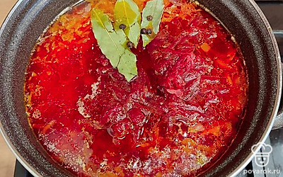 Свеклу отправить в кастрюлю к супу. Приправить лавровым листом и горошком черного перца. 