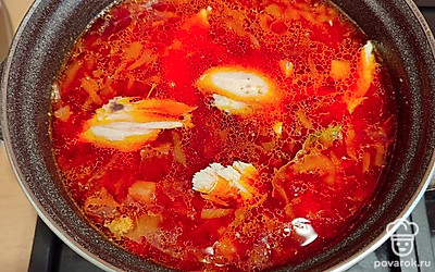 Все перемешать, положить кусочки куриного мяса. Продолжить готовить, пока капуста не станет мягкой. 