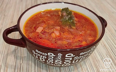 Чтобы произвести впечатление, подавать борщ горячим, со сметаной или майонезом.