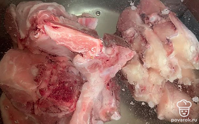 Суповой набор моем, выкладываем в кастрюлю с холодной водой и ставим на огонь.