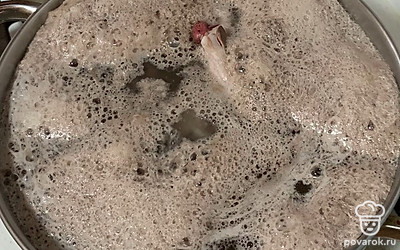 Пенку снимаем вовремя и тщательно. Это важно, чтобы бульон был прозрачный. Даем закипеть. Солим и снова хорошенечко собираем пенку. Убавляем огонь и прикрываем крышкой, пусть варится.