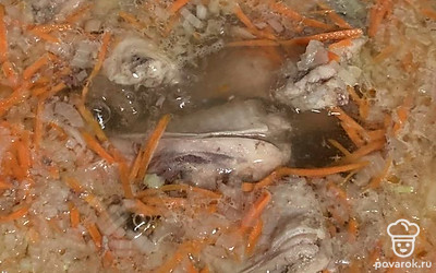 В это время моем и чистим овощи. Морковь натираем на терке, лук мелко нарезаем. Кладем лук с морковью в кастрюлю.