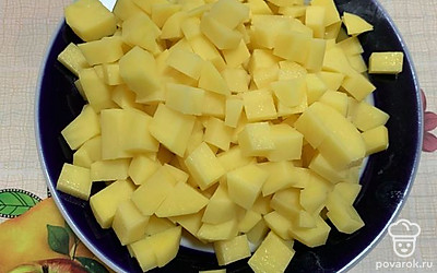 Картофель режем. Как мясо будет готово, вынимаем его. Всыпаем в суп рис. Как бульон закипит, кладем в кастрюлю картошку.