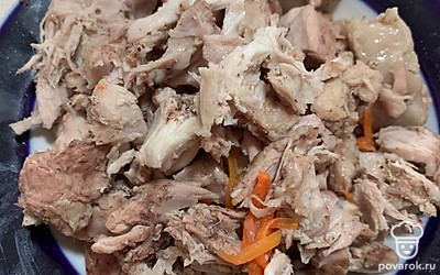 Мясо как остынет, разбираем: отделяем от костей мякоть. Кости убираем, мясо отправляем в кастрюлю. Томим еще минут 5.