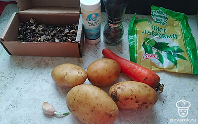 Моем 4 картошки и одну морковь.