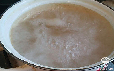 Ставим воду в кастрюле на огонь. Как закипит, солим половину чайной ложки соли, кладем 5 столовых ложек сушеных подосиновиков. Варим на небольшом огне примерно 20 минут.