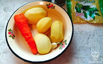 Чистим картошку, морковь и зубчик чеснока.