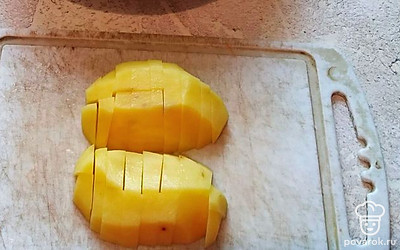 Нарезаем картошку и морковь на дольки. Добавляем картошку и морковь в суп. Варим еще 15 минут, снимаем пену.