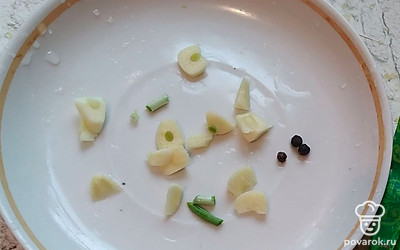 Мелко нарезаем чеснок, берем 3 горошины черного перца и лавровый лист.