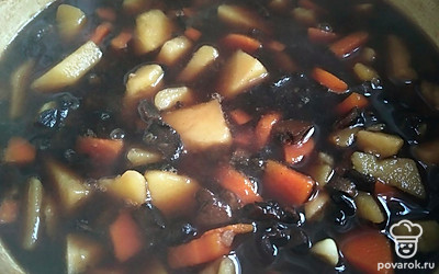 Добавляем нарезаный чеснок и лавровый лист. Томим еще 5 минут.