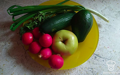 Моем огурец, авокадо, яблоко, редис, зелень. Яблоко и авокадо очищаем. 