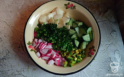 Все мелко нарезаем. Добавляем щепотку морской соли и перемешиваем. Делаем заправку для салата.