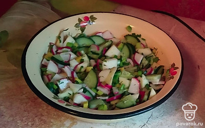 Измельчаем в блендере полстакана заранее размоченных в воде семечек и полстакана воды, щепотку соли. Выливаем в красивую салатницу заправку, выкладываем в нее овощную смесь.