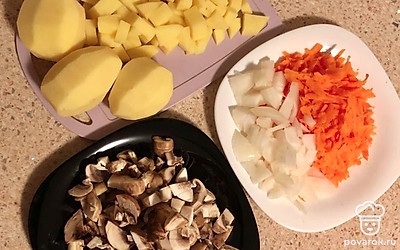 Овощи (картофель, лук, морковь) почистить, нарезать. Вымыть и нарезать шампиньоны.